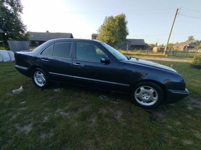 Синий Мерседес 220, объемом двигателя 2.2 л и пробегом 359 тыс. км за 3799 $, фото 3 на Automoto.ua