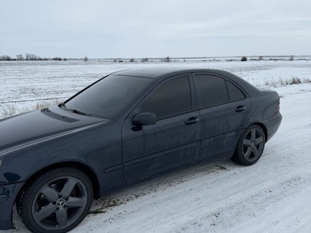 Синий Мерседес 220, объемом двигателя 2.1 л и пробегом 565 тыс. км за 6300 $, фото 3 на Automoto.ua