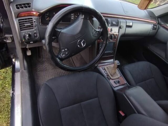 Синий Мерседес 220, объемом двигателя 2.2 л и пробегом 359 тыс. км за 3799 $, фото 5 на Automoto.ua