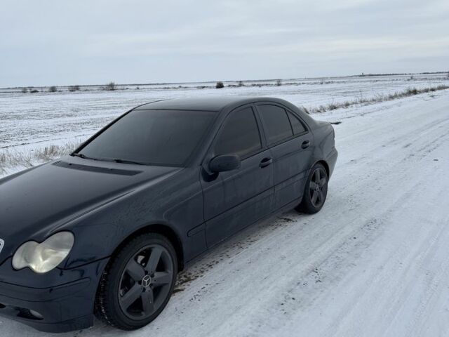 Синий Мерседес 220, объемом двигателя 2.1 л и пробегом 565 тыс. км за 6300 $, фото 2 на Automoto.ua