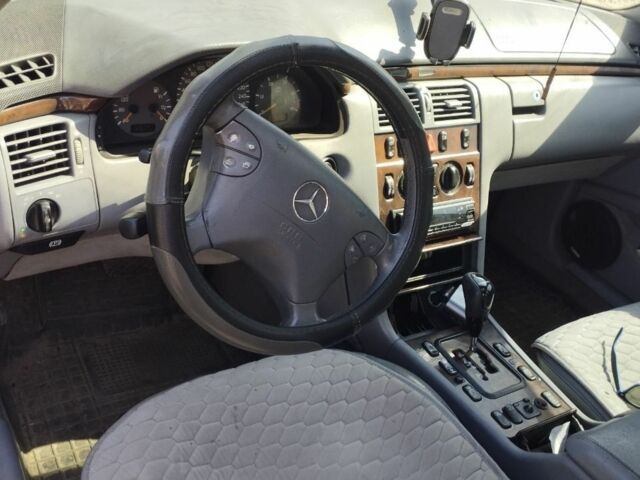 Синій Мерседес 220, об'ємом двигуна 2.1 л та пробігом 59 тис. км за 3700 $, фото 3 на Automoto.ua