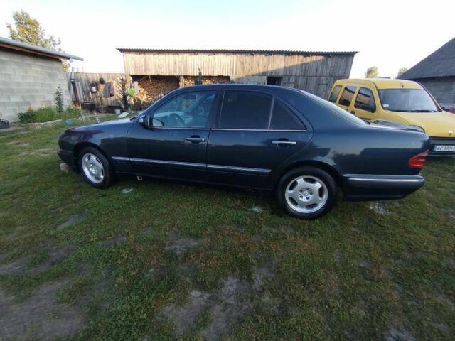 Синий Мерседес 220, объемом двигателя 2.2 л и пробегом 359 тыс. км за 3799 $, фото 2 на Automoto.ua