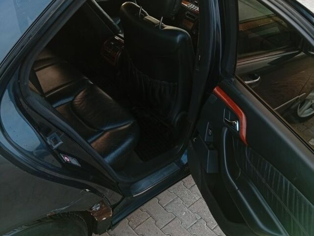 Синий Мерседес 220, объемом двигателя 3 л и пробегом 300 тыс. км за 2500 $, фото 4 на Automoto.ua