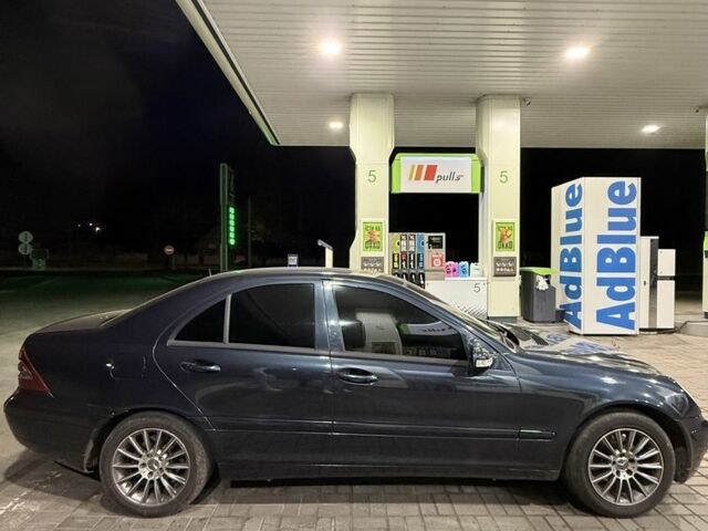 Синий Мерседес 220, объемом двигателя 2.1 л и пробегом 416 тыс. км за 5700 $, фото 3 на Automoto.ua