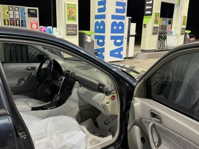 Синий Мерседес 220, объемом двигателя 2.1 л и пробегом 416 тыс. км за 5700 $, фото 4 на Automoto.ua