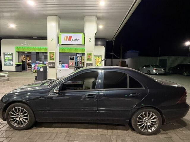 Синий Мерседес 220, объемом двигателя 2.1 л и пробегом 416 тыс. км за 5700 $, фото 1 на Automoto.ua