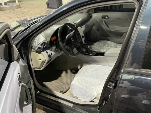 Синий Мерседес 220, объемом двигателя 2.1 л и пробегом 416 тыс. км за 5700 $, фото 5 на Automoto.ua