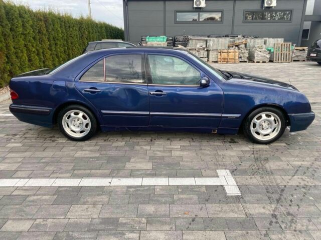 Синий Мерседес 220, объемом двигателя 2.2 л и пробегом 333 тыс. км за 2250 $, фото 2 на Automoto.ua