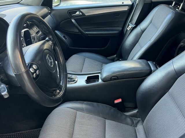 Синий Мерседес 220, объемом двигателя 2.1 л и пробегом 340 тыс. км за 5300 $, фото 4 на Automoto.ua