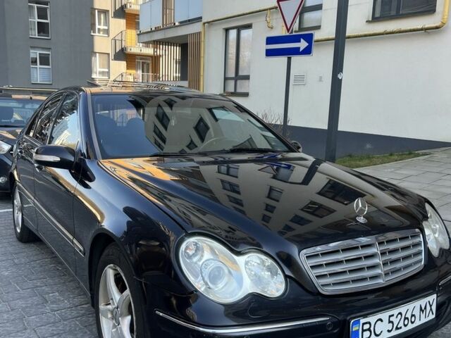 Синий Мерседес 220, объемом двигателя 2.1 л и пробегом 340 тыс. км за 5300 $, фото 1 на Automoto.ua