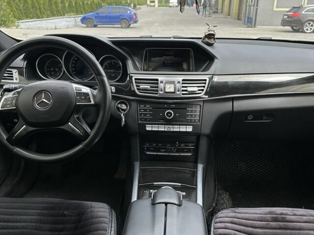 Синий Мерседес 220, объемом двигателя 2.1 л и пробегом 250 тыс. км за 16200 $, фото 5 на Automoto.ua