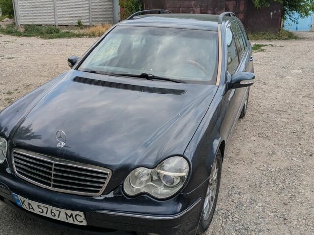 Синий Мерседес 220, объемом двигателя 2.1 л и пробегом 360 тыс. км за 4000 $, фото 1 на Automoto.ua