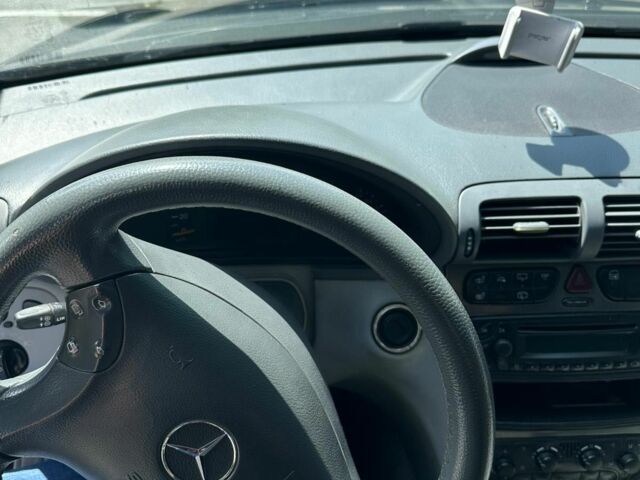 Синий Мерседес 220, объемом двигателя 2.1 л и пробегом 518 тыс. км за 4659 $, фото 5 на Automoto.ua