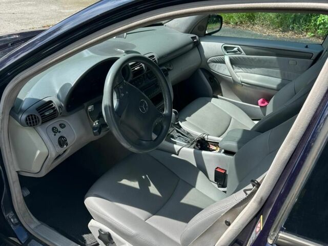 Синий Мерседес 220, объемом двигателя 2.1 л и пробегом 518 тыс. км за 4659 $, фото 10 на Automoto.ua