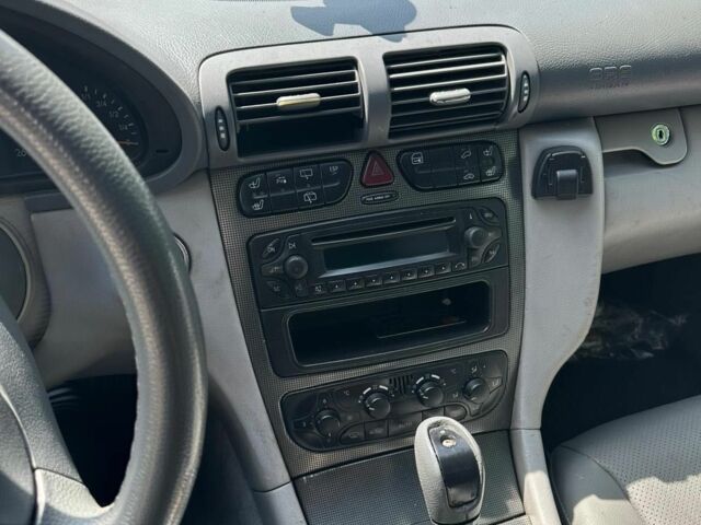 Синий Мерседес 220, объемом двигателя 2.1 л и пробегом 518 тыс. км за 4659 $, фото 9 на Automoto.ua