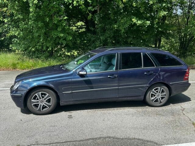 Синий Мерседес 220, объемом двигателя 2.1 л и пробегом 518 тыс. км за 4659 $, фото 7 на Automoto.ua