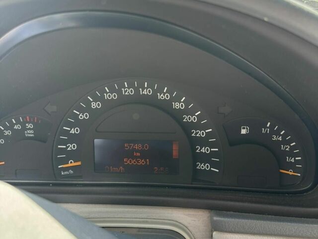 Синий Мерседес 220, объемом двигателя 2.1 л и пробегом 518 тыс. км за 4659 $, фото 6 на Automoto.ua