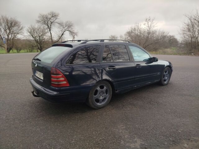 Синий Мерседес 220, объемом двигателя 2.2 л и пробегом 300 тыс. км за 1000 $, фото 2 на Automoto.ua