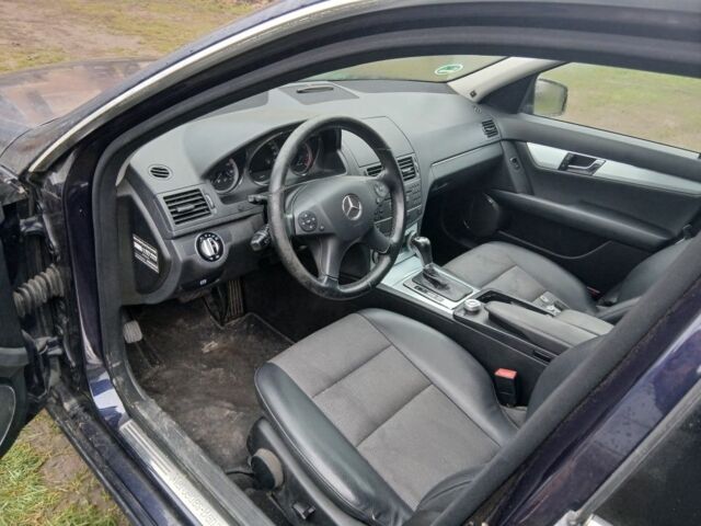 Синий Мерседес 220, объемом двигателя 2 л и пробегом 310 тыс. км за 3200 $, фото 3 на Automoto.ua