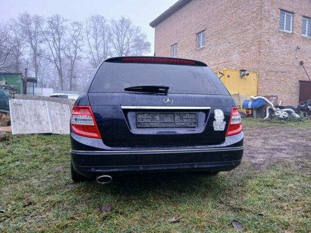 Синий Мерседес 220, объемом двигателя 2 л и пробегом 310 тыс. км за 3200 $, фото 2 на Automoto.ua