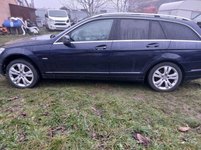 Синий Мерседес 220, объемом двигателя 2 л и пробегом 310 тыс. км за 3200 $, фото 1 на Automoto.ua