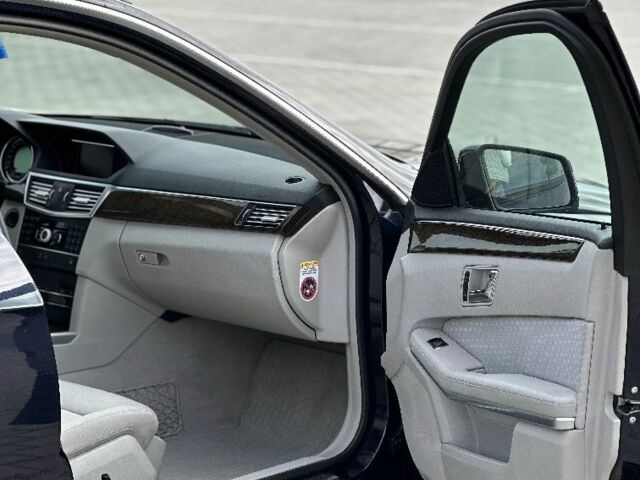 Синий Мерседес 220, объемом двигателя 2.1 л и пробегом 265 тыс. км за 10900 $, фото 10 на Automoto.ua