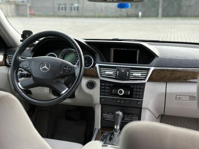 Синий Мерседес 220, объемом двигателя 2.1 л и пробегом 265 тыс. км за 10900 $, фото 7 на Automoto.ua