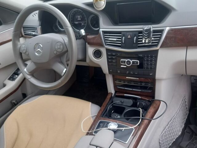 Синий Мерседес 220, объемом двигателя 2.1 л и пробегом 275 тыс. км за 12855 $, фото 3 на Automoto.ua