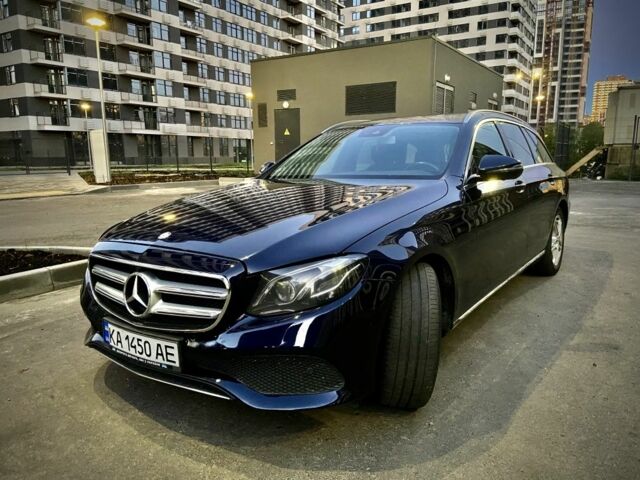 Синій Мерседес 220, об'ємом двигуна 2 л та пробігом 333 тис. км за 16990 $, фото 1 на Automoto.ua