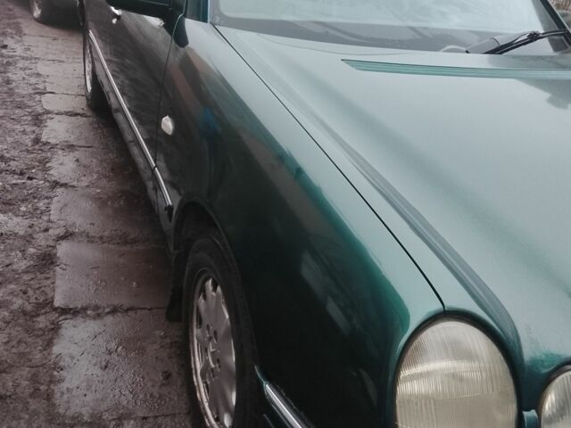 Зелений Мерседес 220, об'ємом двигуна 2.3 л та пробігом 500 тис. км за 2000 $, фото 2 на Automoto.ua