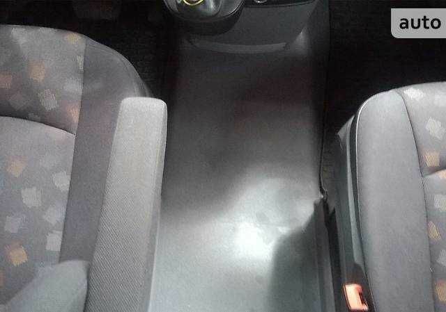 Зеленый Мерседес 220, объемом двигателя 2.2 л и пробегом 400 тыс. км за 11500 $, фото 3 на Automoto.ua