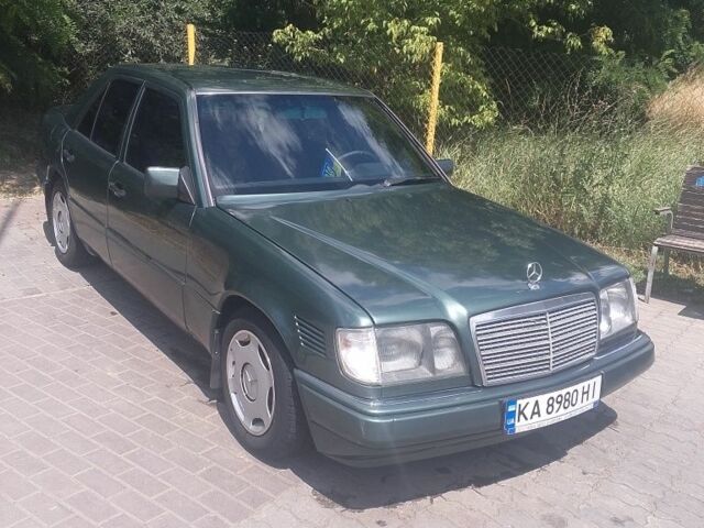 Зелений Мерседес 220, об'ємом двигуна 2.2 л та пробігом 380 тис. км за 2350 $, фото 6 на Automoto.ua