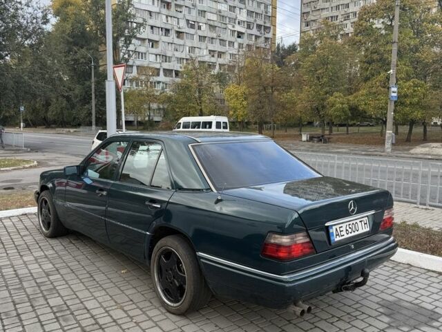 Зеленый Мерседес 220, объемом двигателя 2.2 л и пробегом 450 тыс. км за 1800 $, фото 1 на Automoto.ua