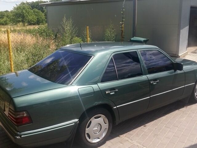Зелений Мерседес 220, об'ємом двигуна 2.2 л та пробігом 380 тис. км за 2350 $, фото 2 на Automoto.ua