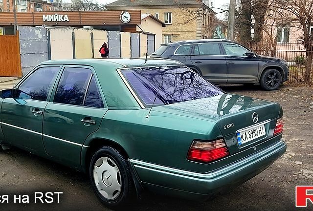 Зелений Мерседес 220, об'ємом двигуна 2.2 л та пробігом 380 тис. км за 2499 $, фото 7 на Automoto.ua