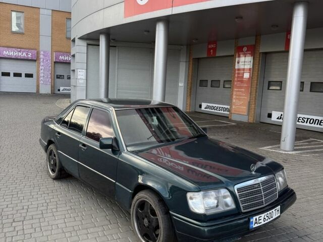Зеленый Мерседес 220, объемом двигателя 2.2 л и пробегом 450 тыс. км за 1800 $, фото 9 на Automoto.ua