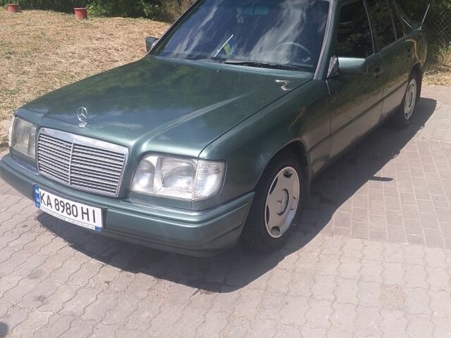 Зелений Мерседес 220, об'ємом двигуна 2.2 л та пробігом 380 тис. км за 2350 $, фото 1 на Automoto.ua