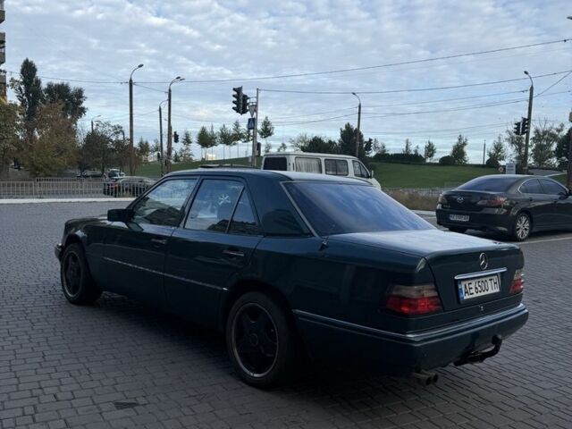 Зеленый Мерседес 220, объемом двигателя 2.2 л и пробегом 450 тыс. км за 1800 $, фото 8 на Automoto.ua