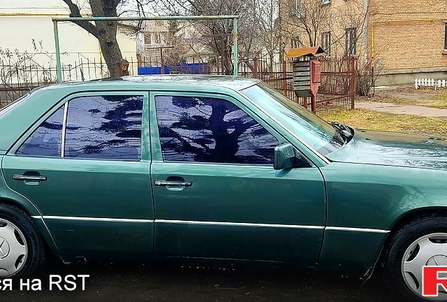 Зелений Мерседес 220, об'ємом двигуна 2.2 л та пробігом 380 тис. км за 2499 $, фото 6 на Automoto.ua