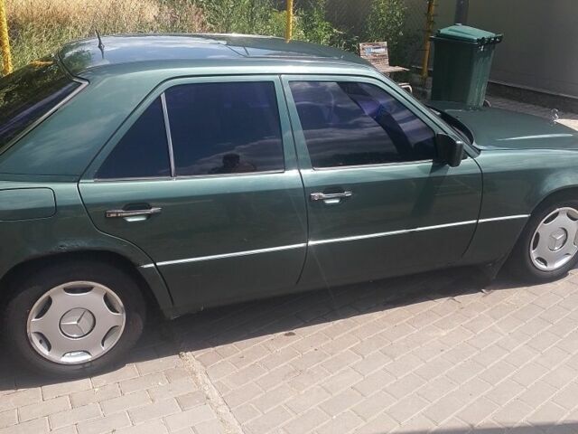 Зелений Мерседес 220, об'ємом двигуна 2.2 л та пробігом 380 тис. км за 2350 $, фото 5 на Automoto.ua