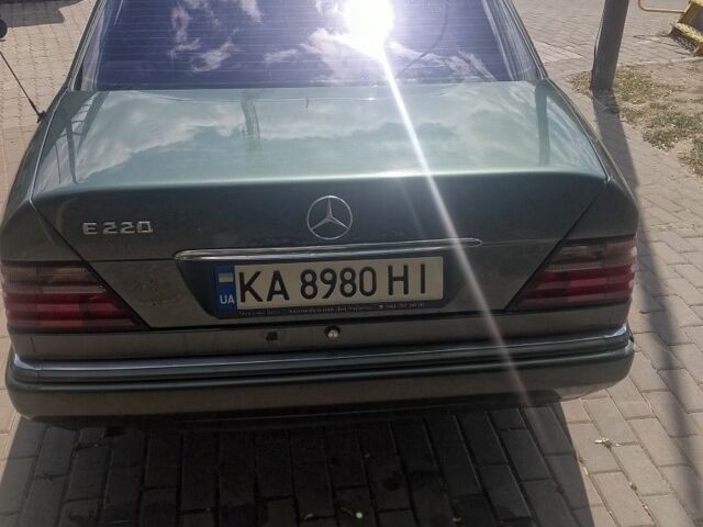Зелений Мерседес 220, об'ємом двигуна 2.2 л та пробігом 380 тис. км за 2350 $, фото 3 на Automoto.ua