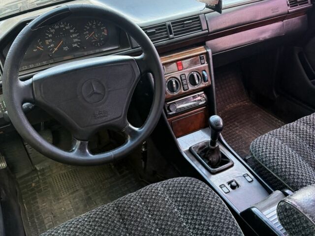 Зеленый Мерседес 220, объемом двигателя 2.2 л и пробегом 450 тыс. км за 1800 $, фото 5 на Automoto.ua