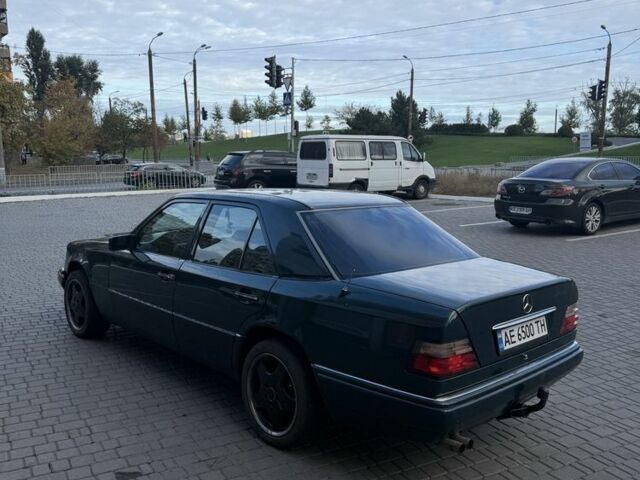 Зеленый Мерседес 220, объемом двигателя 2.2 л и пробегом 450 тыс. км за 1800 $, фото 10 на Automoto.ua