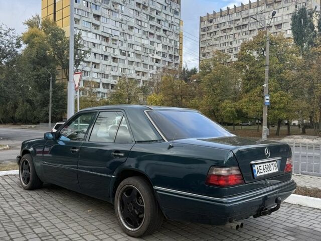 Зеленый Мерседес 220, объемом двигателя 2.2 л и пробегом 450 тыс. км за 1800 $, фото 2 на Automoto.ua