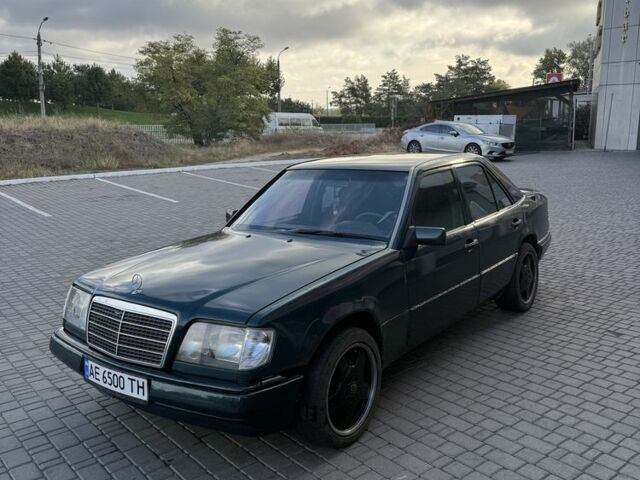 Зеленый Мерседес 220, объемом двигателя 2.2 л и пробегом 450 тыс. км за 1800 $, фото 3 на Automoto.ua