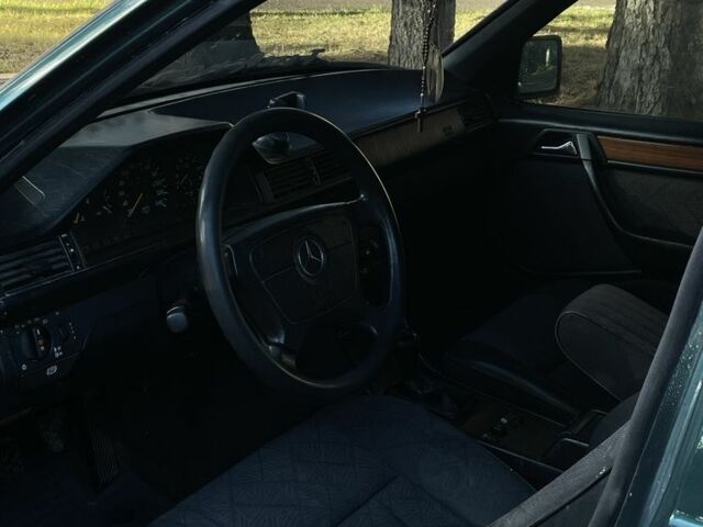 Зелений Мерседес 220, об'ємом двигуна 2.2 л та пробігом 419 тис. км за 2850 $, фото 11 на Automoto.ua