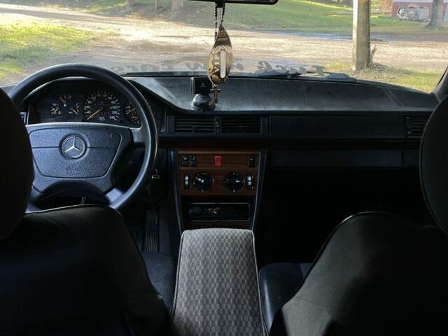 Зелений Мерседес 220, об'ємом двигуна 2.2 л та пробігом 419 тис. км за 2850 $, фото 12 на Automoto.ua