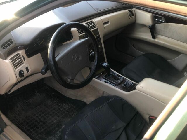 Зеленый Мерседес 220, объемом двигателя 2.2 л и пробегом 1 тыс. км за 2700 $, фото 2 на Automoto.ua