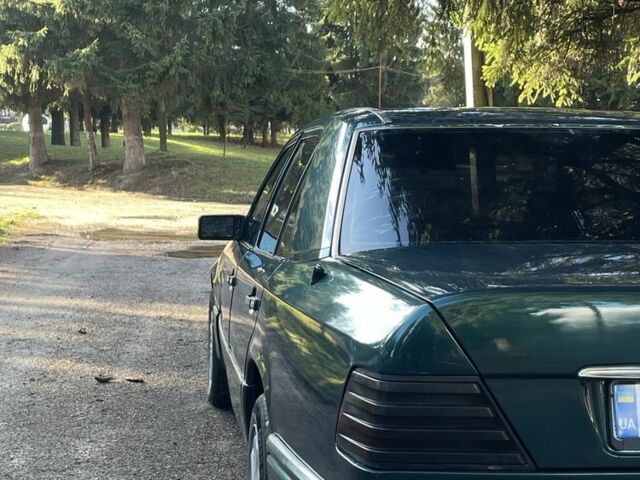 Зелений Мерседес 220, об'ємом двигуна 2.2 л та пробігом 419 тис. км за 2850 $, фото 9 на Automoto.ua