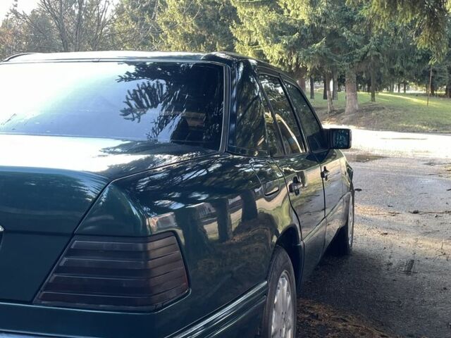 Зелений Мерседес 220, об'ємом двигуна 2.2 л та пробігом 419 тис. км за 2850 $, фото 7 на Automoto.ua